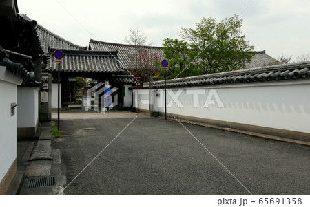 奈良町散策　元興寺の山門 65691358