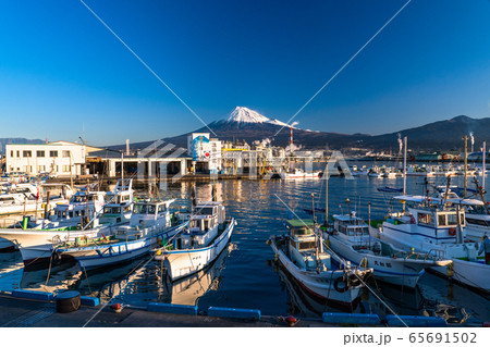 《静岡県》富士山と漁船・田子の浦漁港 65691502