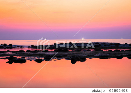 国指定石見畳が浦の鮮やかな夕景です。遠景にイカ漁の明かりが見えます。印象的な背景にどうぞ。 国指定石見畳が浦の鮮やかな夕景です。遠景にイカ漁の明かりが見えます。印象的な背景にどうぞ。 65692498