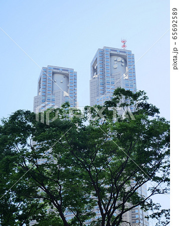 東京西新宿の東京都庁ビル 65692589