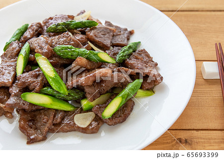 アスパラガスと牛肉の炒め物 アスパラガスと牛肉の炒め物 65693399
