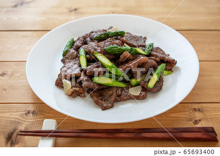 アスパラガスと牛肉の炒め物 65693400