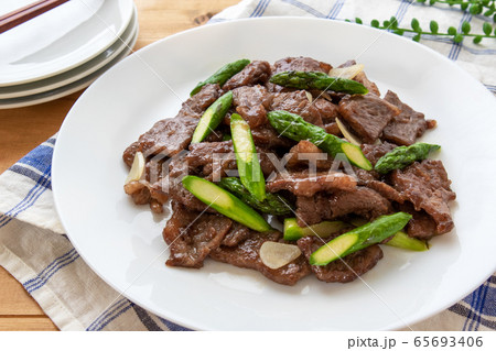 アスパラガスと牛肉の炒め物 アスパラガスと牛肉の炒め物 65693406