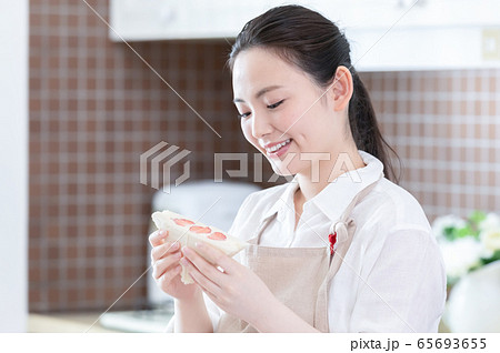 女性　フルーツサンド　 65693655