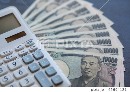 計算機と壱万円　(複数枚イメージ) 65694121
