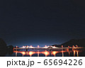 田舎の夜に輝く橋 65694226