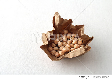 紙に包んだ食料支援物 65694692