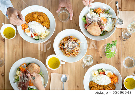 料理　食事　レストラン　ホームパーティー 65696643