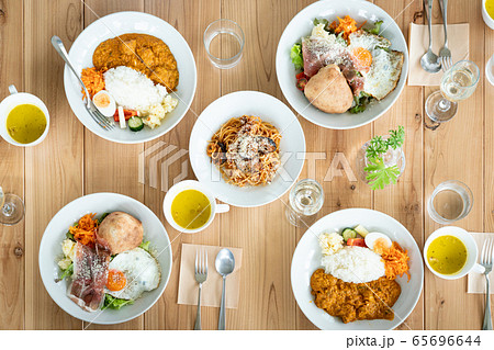 料理　食事　レストラン　ホームパーティー 65696644
