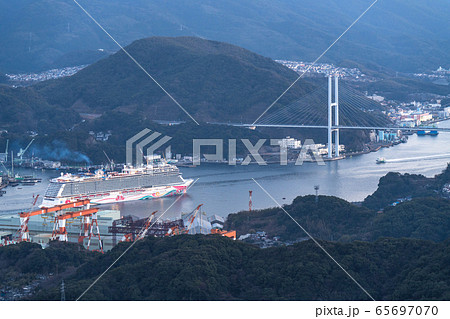 《長崎県》長崎港・出港する豪華客船 65697070