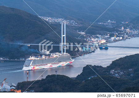 《長崎県》長崎港・出港する豪華客船 《長崎県》長崎港・出港する豪華客船 65697071