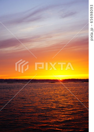 夕焼け色に染まる海 65698093