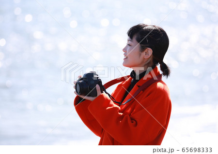 写真を撮る女性 写真を撮る女性 65698333