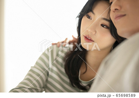 カップル 恋人 新婚 65698589