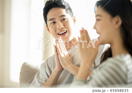 カップル 恋人 新婚 65698635