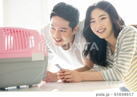 カップル 夫婦 ライフスタイル 65698657