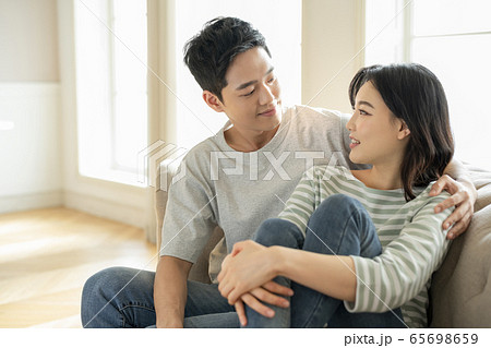 カップル 夫婦 笑顔 65698659