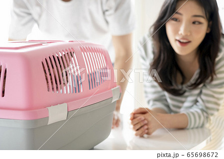 カップル 夫婦 ペット 65698672