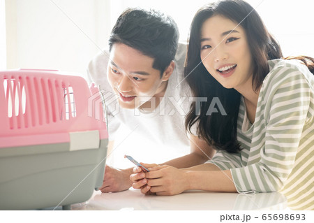 カップル 夫婦 ライフスタイル 65698693
