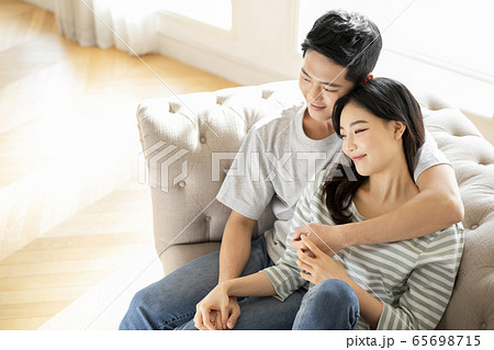 カップル 夫婦 笑顔 65698715