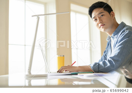男 男性 男の子 65699042