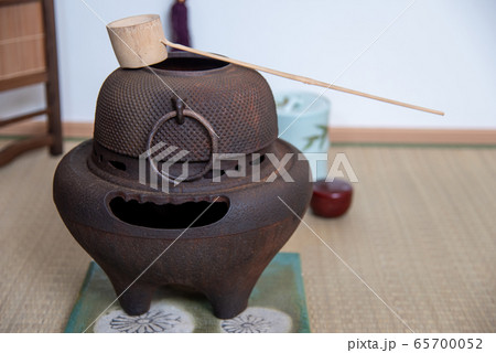 お茶室　抹茶　茶釜とひしゃく 65700052