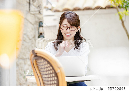 若い女性　ノートパソコン　屋外 65700843