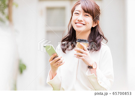 若い女性 スマホ テイクアウトカップ 屋外 若い女性 スマホ テイクアウトカップ 屋外 65700853