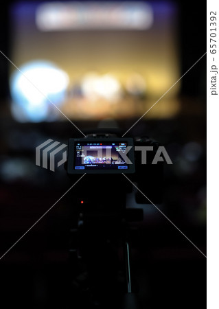 発表会でビデオ撮影 65701392