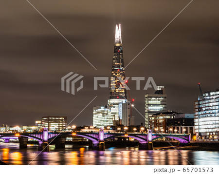 ロンドン ザ・シャードとサザーク橋 夜景 ロンドン ザ・シャードとサザーク橋 夜景 65701573