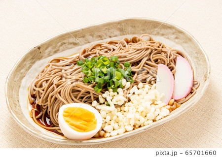 ぶっかけそば(冷やし)。具は、ゆで卵･かまぼこ･天かす･青ねぎ。 65701660