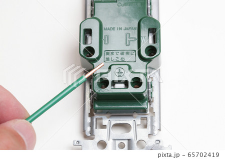 電気工事　コンセントの接地線の配線作業 65702419