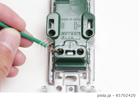 電気工事 コンセントの接地線の配線作業 電気工事 コンセントの接地線の配線作業 65702420