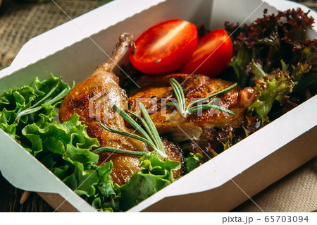 Appetizing roasted chicken legs with vegetables 65703094