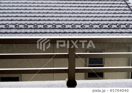 窓の外、雨しぶき 65704040