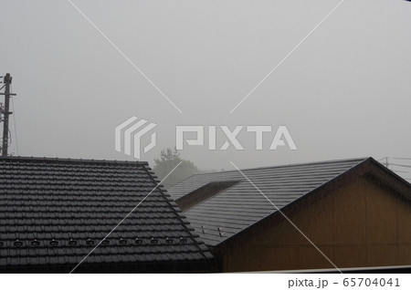 雨にかすむ景色 65704041