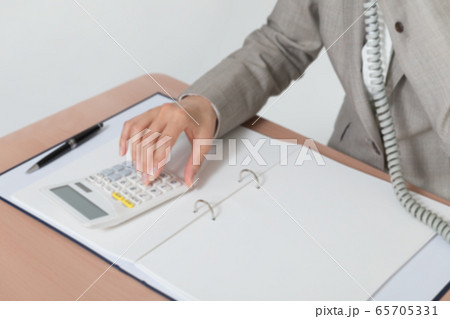 電卓 ファイル 女性 (レンズぼかし) 電卓 ファイル 女性 (レンズぼかし) 65705331