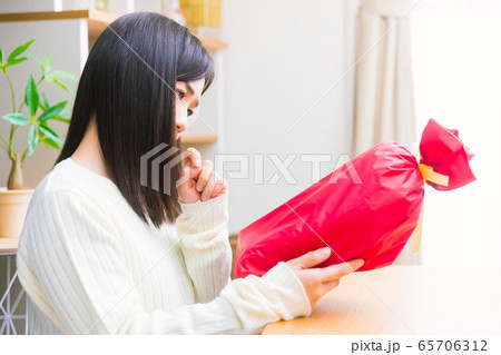 ギフト　悩む女性　コピースペース 65706312