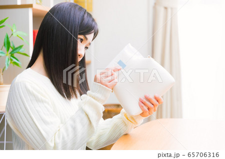 ナプキンをポーチに入れる、取り出す女性　コピースペース 65706316