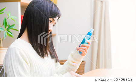 虫除けスプレーを用意する女性　コピースペース　16:9 65706318