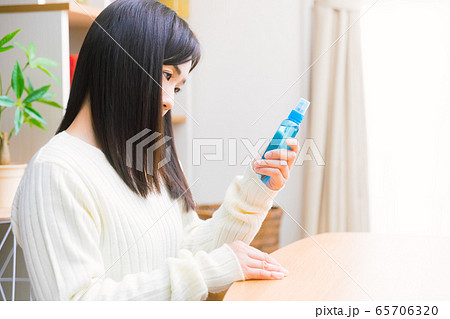 虫除けスプレーを用意する女性　コピースペース 65706320