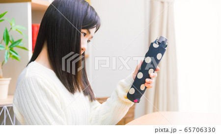 折り畳み傘　女性　コピースペース　16:9 65706330