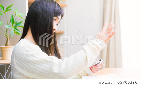 ネイルケア　女性　コピースペース　16:9 65706336