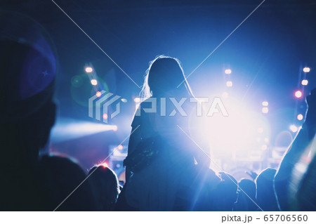 Silhouette of a girl sitting on her father's Silhouette of a girl sitting on her father's 65706560
