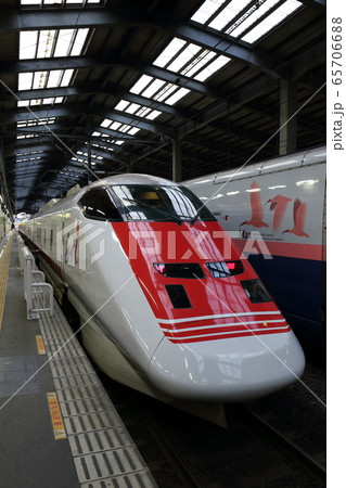 新潟　新潟駅に停車中の新幹線電車 65706688