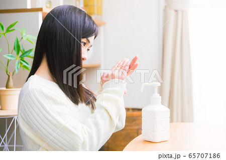 アルコール除菌する女性 手指消毒スプレー コピースペース アルコール除菌する女性 手指消毒スプレー コピースペース 65707186
