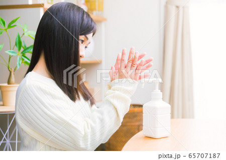 アルコール除菌する女性 手指消毒スプレー コピースペース アルコール除菌する女性 手指消毒スプレー コピースペース 65707187