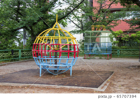 公園の遊具／球形遊具（回るジャングルジム登ったり降りたり遊びつかまる） 65707394