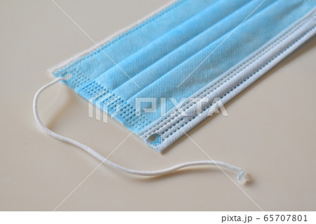 耳ヒモが切れた不良品マスク　白バック 65707801