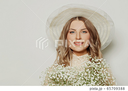 Happy woman in summer hat, beautiful female face 65709388
